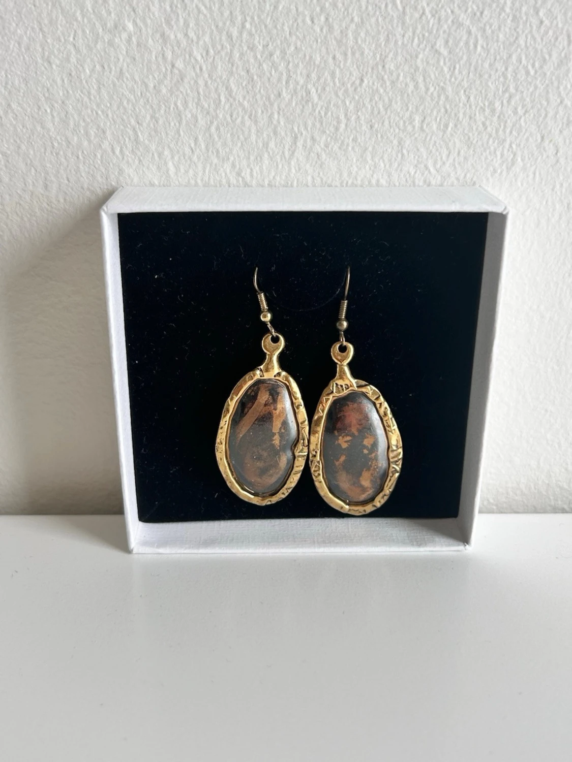 Ovala örhängen med brun sten - 2