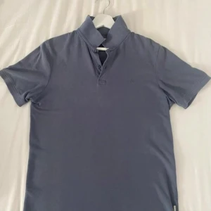 Jack & Jones piké/ storlek M - Artikeln är i bra skick och är använd bara några gånger men är däremot lite granna solblek men det syns inte så tydligt. 