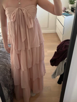 Rosa balklänning  - Endast använd en gång. Har ett svart streck på nedre backsida men inget som syns på långt håll. Jag är 168cm💞