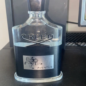 Creed Aventus Eau de Parfum 100ml - Säljer Creed Aventus som är helt full. Jag köpte den och sen ångrat mig. Priset kan sänkas vid snabbaffär