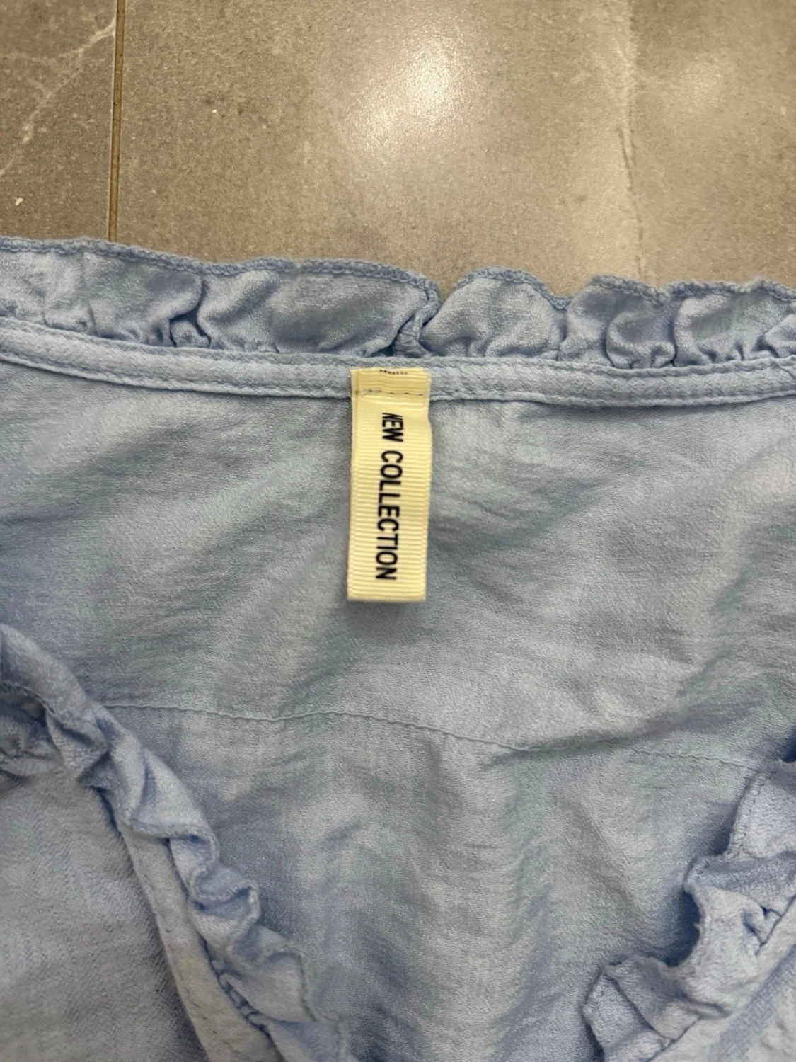 Ljusblå volangblus med knappar - 2