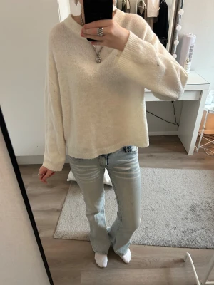 Vit stickad tröja  - Säljer denna jättefina vita stickad tröja i storlek xs från lager 157! Säljs då den tyvärr inte kommer till användning längre! Inga defekter eller liknande men är däremot hyfsat nopprig!  Djur och rökfritt hem! Skickar snabbt!