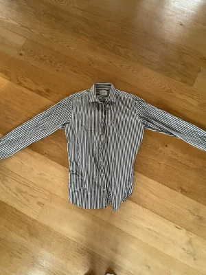 John henric grönrandig skjorta - Säljer en grönrandig skjorta från john henric, jag på bilden är 178cm lång