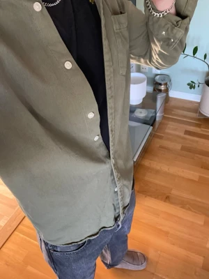 Snygg Skjorta - Säljer denna jättefina skjorta från Zara till fint pris. Den är i nysckick och har inga tecken på skador. Pris kan sänkas vid snabb affär 🤗