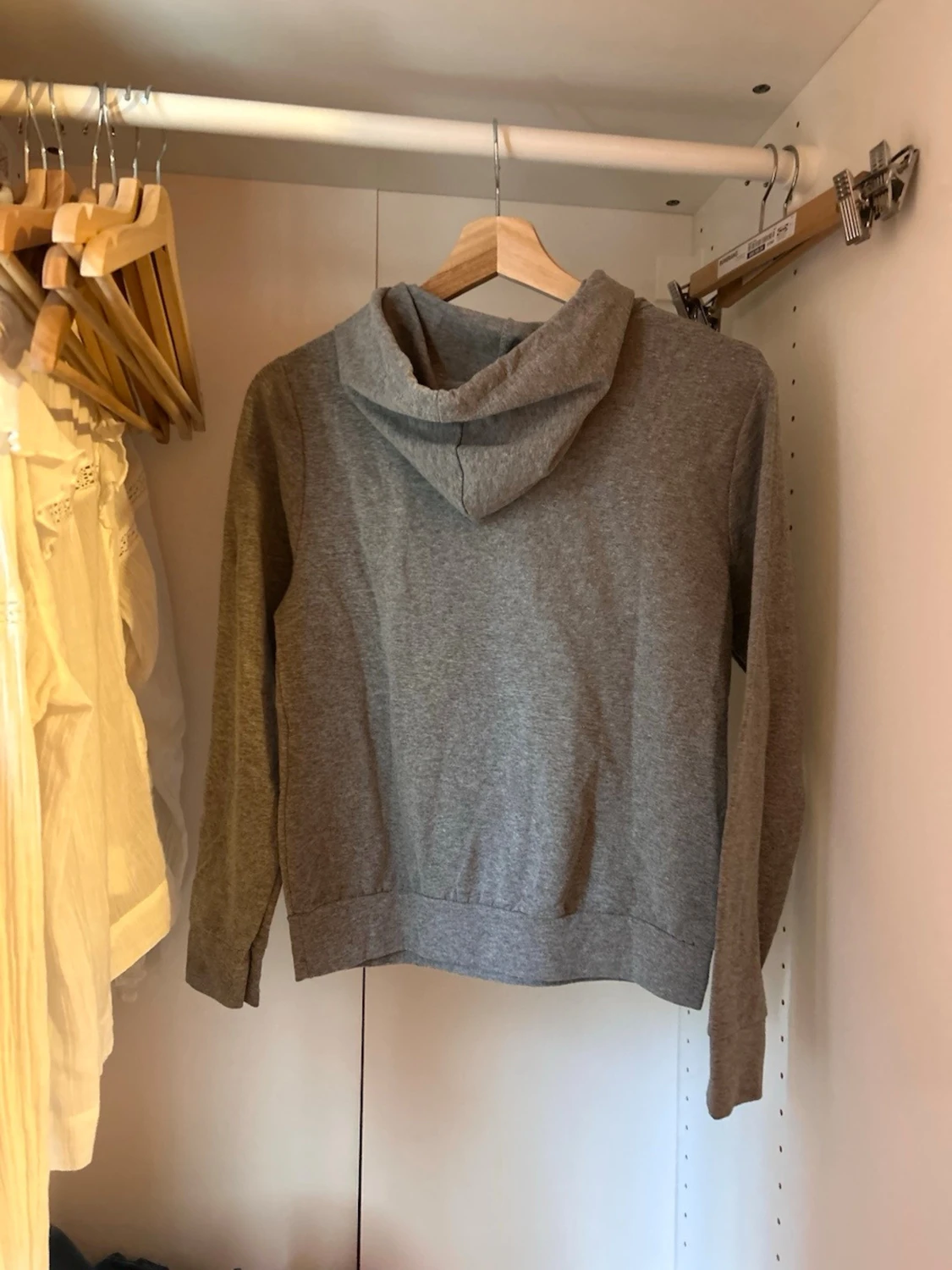 Grå hoodie med VOGUE-tryck - 1