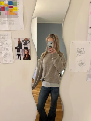 Beige stickad tröja - Mysig beige stickad tröja med avslappnad passform och rund hals. Tröjan har ribbade muddar vid ärmslut och nederkant, perfekt för lager på lager. Köpt från HM för typ 2 år sedan men fortfarande i bra skick. Säljer för att den inte kommer till användning längre💞💞