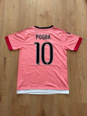 Juventus POGBA retro fotbollströja  - Helt oanvänd med tags kvar och påse. Storlek small. Skriv privat för fler bilder eller vid funderingar!