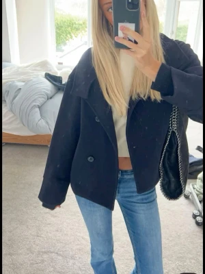 Kappa - Superfin mörkblå kappa från Gina som knappt är använd❣️