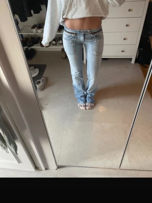Lågmidjade vintage jeans  - Supersnygga, men måste tyvärr sälja pga att dom inte passar längre.  Lite defekter på vissa ställen, se sista bilderna, men annars i jättebra skick Kom gärna med prisförslag 