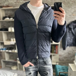 Jil Sander Cardigan - Sjukt snygg och ovanlig🙌 Mycket bra skick, inga defekter! Passar dig som är mellan 183-193cm ungefär. Nypris ca 15 000kr. Storlek 52/L men passar typ M/L. Modellen är 185 cm, 75kg. Passar bra nu till våren! Skriv för mer information!🤝