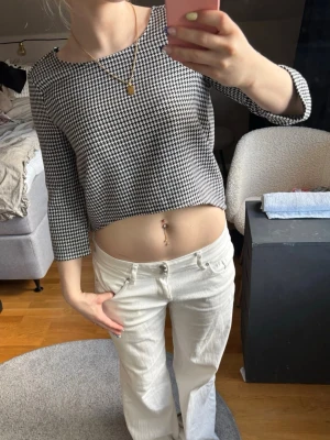 Mönstrad topp - Snygg croppad topp i svartvitt rutigt mönster med trekvartsärm och djup v-ringning i ryggen. Priset är diskuterbart vid snabb affär🥰