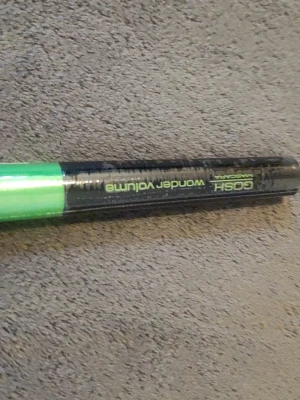 GOSH Wonder Volume Mascara svart - GOSH Wonder Volume Mascara med svart formula och grön detalj på hylsan. Snygg och stilren tub med volymgivande effekt för fransarna. Perfekt för dig som vill ha markerade och fylliga ögonfransar. Enkel att applicera med klassisk borste.