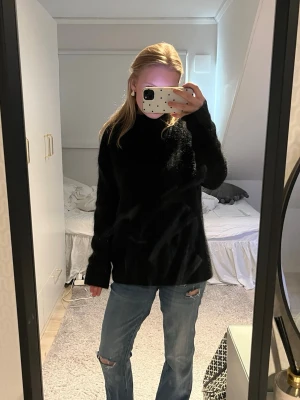 Jätte snygg svart skickad polo tröja - Säljer min svarta stickade polo tröja från hm i storlek 34/xs. Använt bara 1 gång