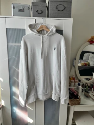 Polo Ralph Lauren the RL fleece hoodie / luvtröja - Jätte fin hoodie / sweatshirt från Polo Ralph lauren Storlek XL, passar även större L Hoodien är i princip nyskick, inte kommit till användning så mycket Vit färg med mörkblå logga Skicka meddelande vid några funderingar Kolla gärna även in mina andra annonser