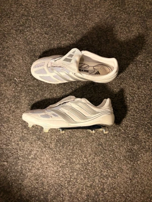 Adidas predator precision elite f - Väldigt sällsynt par. (Remake). Orginalkartong medföljer. 2 st bilder på små defekter.