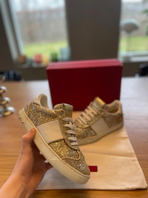 Valentino fly crew - Valentino fly crew sneakers i välldigt fint skick. Skorna är i st 37. Fits 37-38. Självklart äkta samt så fina alla nitar kvar på skorna. Unika och riktigt snygga. Hör av dig vid frågor
