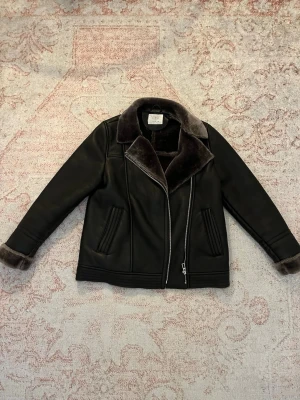 Svart päls&skinnjacka från Zara  - Säljer en svart päls&skinnjacka från Zara med mjukt fuskpälsfoder. 