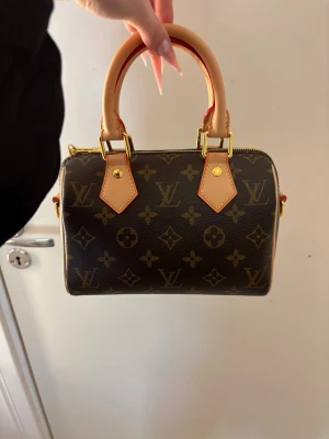 Speedy 20 - OBS! Inte äkta! Säljer min jättefina rymliga speedy 20. Köpt för 2000kr säljer för 750kr, alla detaljer sitter rätt och några små fläckar finns på det ljusa lädret syns dock inte om man inte kollar nära och även någon liten fläck på handtaget men syns inte heller då man håller i det. Fråga om bild på det, går säkert att få bort har inte provat, se de två sista bilderna. Dust bag, nyckel, lås och en strap medföljer! Kontakta för mer frågor! ❤️