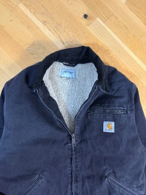 Vintage Carhartt Detroit Jacket - Faded Black - Sherpa Lined - Skick 9/10 - Fint skick, inga hål eller fläckar! Många referenser finns (ny på plick)