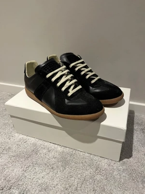 Maison margiela gats  - Säljer nu mina snygga svarta maison margiela gats som jag bara använt några gånger. Storlek 41 men passar 41-42. Hör av er vid fler frågor, finns några defekter jag kan skicka på ifall de önskat priset går att diskutera!!
