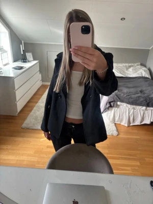 Kort kappa från hm - Säljer denna korta kappa från hm, helt oanvänd🩷