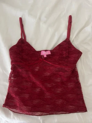 Rött spetslinne från Edikted - Snyggt spetslinne från Edikted med tunna axelband och liten rosett framtill i storlek xs💕