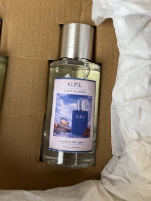 G.P.L Extrait de Parfum från Galaxy Perfume Lab - Två flaskor G.P.L extrait de parfum från Galaxy Perfume Lab. Flaskorna är genomskinliga med silverfärgade lock och har etiketter med konstnärliga motiv i blå toner. Parfymen är inspirerad av Side Effect och PDM Layton.