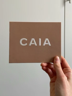 CAIA ögonskuggspalett med spegel - Nu säljer jag min superfina ögonskuggspalett får Caia som inte kommer till användning då jag aldrig använder ögonskugga. Slutsåld sen länge och säljs bara för 300kr!! Postar oftast samma dag, annars dagen efter! Hör av dig vid frågor💘 