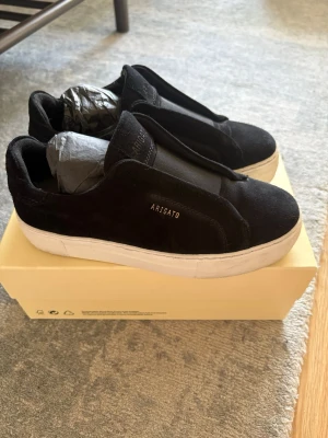 Axel arigato skor  - Säljer mina älskade axel arigato skor i mocka. Skorna är i väldigt bra skick och endast använda ett fåtal gånger. Perfekta skorna att ha, passar till allt! Nypris ligger runt 2650. Pris går att diskutera!💕 