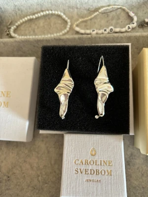 Örhängen från pilgrim - Ett par fina unika örhängen från pilgrim! Silvriga. Aldrig använda