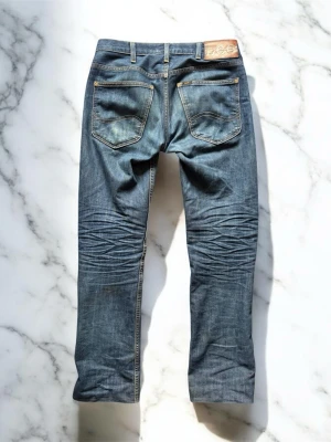 Lee jeans raka -  Säljer ett par riktigt schyssta  Lee Jeans i rak passform och storlek 29 / 32. Har inga ökade effekter förutom lite allmänt smuts som Är enkelt att rengöra. Hör av dig vid minsta fundering och jag fraktar alltid inom 24 timmar! Pris kan diskuteras vid snabb affär☺️