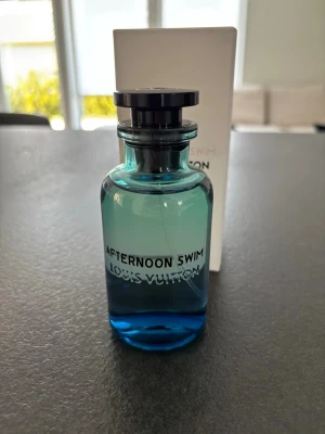 Louis Vuitton Afternoon Swim parfym - Afternoon Swim använd några enstaka gånger. Den bästa & fräscha citrus doften jag har doftat på men jag föredrar tyngre dofter därav säljer jag den. Perfekta sommarpafymen. Beställd från Louis Vuitton, digitalt kvitto finns. Nypris 3450kr