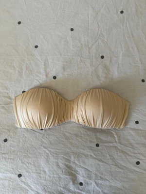 Calzedonia bikinitopp  - Säljer denna bikinitopp i bandeu modell från Calzedonia. Endast använd en gång och i super fint skick. Lappen är avklippt men storleken är 85B/80C/75D. 400 kr + frakt! Vid fler frågor, etc skriv privat 🙌🏼🩷🫰🏼🙌🏼🙏🏼