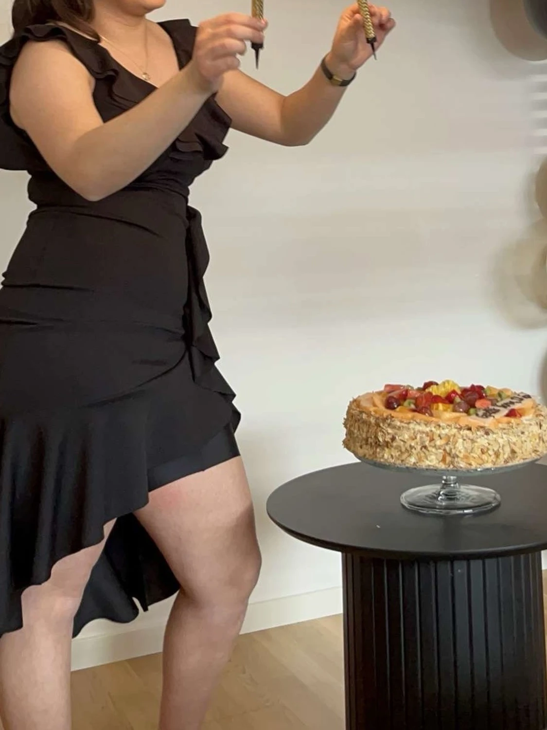 Svart omlottklänning med volang - 1