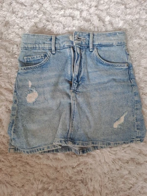 Ljusblå jeanskjol från hm - Säljer en snygg ljusblå jeanskjol från hm barn i stl 134. Skriv vid intresse!