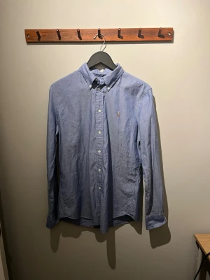 Ralph Lauren skjorta  - Snygg blå skjorta från Ralph Lauren perfekt nu inför sommaren. Storlek 14 som motsvara xs-S. Skriv om ni har frågor 