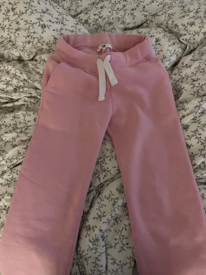 Intressekoll!  -  Ljusrosa mjukisbyxor från russemerch i storlek XS. Lite slitna där nere vid hälarna men annars bra skick. Har lagt in en bild på de oxå. Har oxå lagt upp en hoodie till. 💓