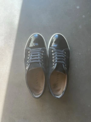 Marinblaå lanvins - Säljer ett par feta lanvins i bra skick. Köpte skorna för ett halvårsen och de är stilrena, passar till varenda outfit. NYPRIS 5200kr!