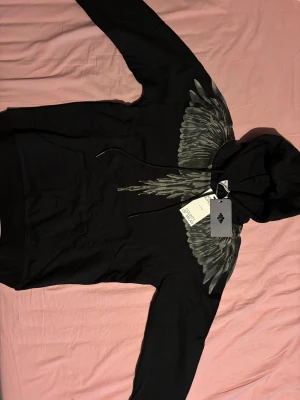 Marcelo Burlon Hoodie - Svart Marcelo Burlon tröja i storlek M. Anledning till salu - är stor på mig. Fint skick 