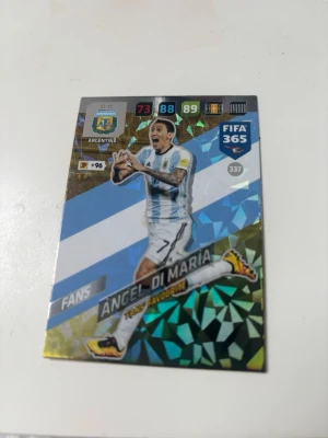 FIFA 365 samlarkort Ángel Di María - Samlarkort från Panini FIFA 365-serien med Ángel Di María i Argentinas landslagströja. Kortet har holografisk yta och visar spelarens stats samt logga för FIFA 365. Perfekt för dig som gillar fotboll och samlar på sportkort.
