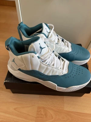 Jordan Stay Loyal – Vit/Blå – Strl 42 - Säljer mina Jordan Stay Loyal i vit/blå, storlek 42. Skorna är i nyskick, bara provade ett fåtal gånger. Inga märken eller smuts, ser nästan helt nya ut.  ✔️ Storlek 42 ✔️ Fräscha & bekväma ✔️ Använda minimalt ✔️ Perfekt vår/sommar-sneaker  Hör av dig om du vill se fler bilder!