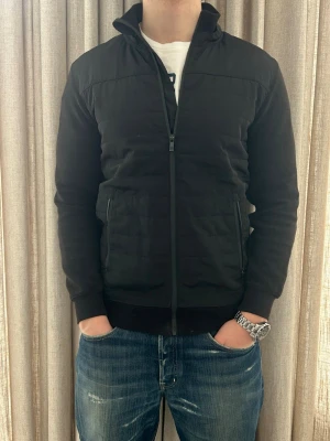 Svart Massimo Dutti Cardigan - S  - Mycket bra skick, inga defekter. Modellen på bilden är ca 180 cm lång. Har du frågor tveka då inte på att höra av dig🙌