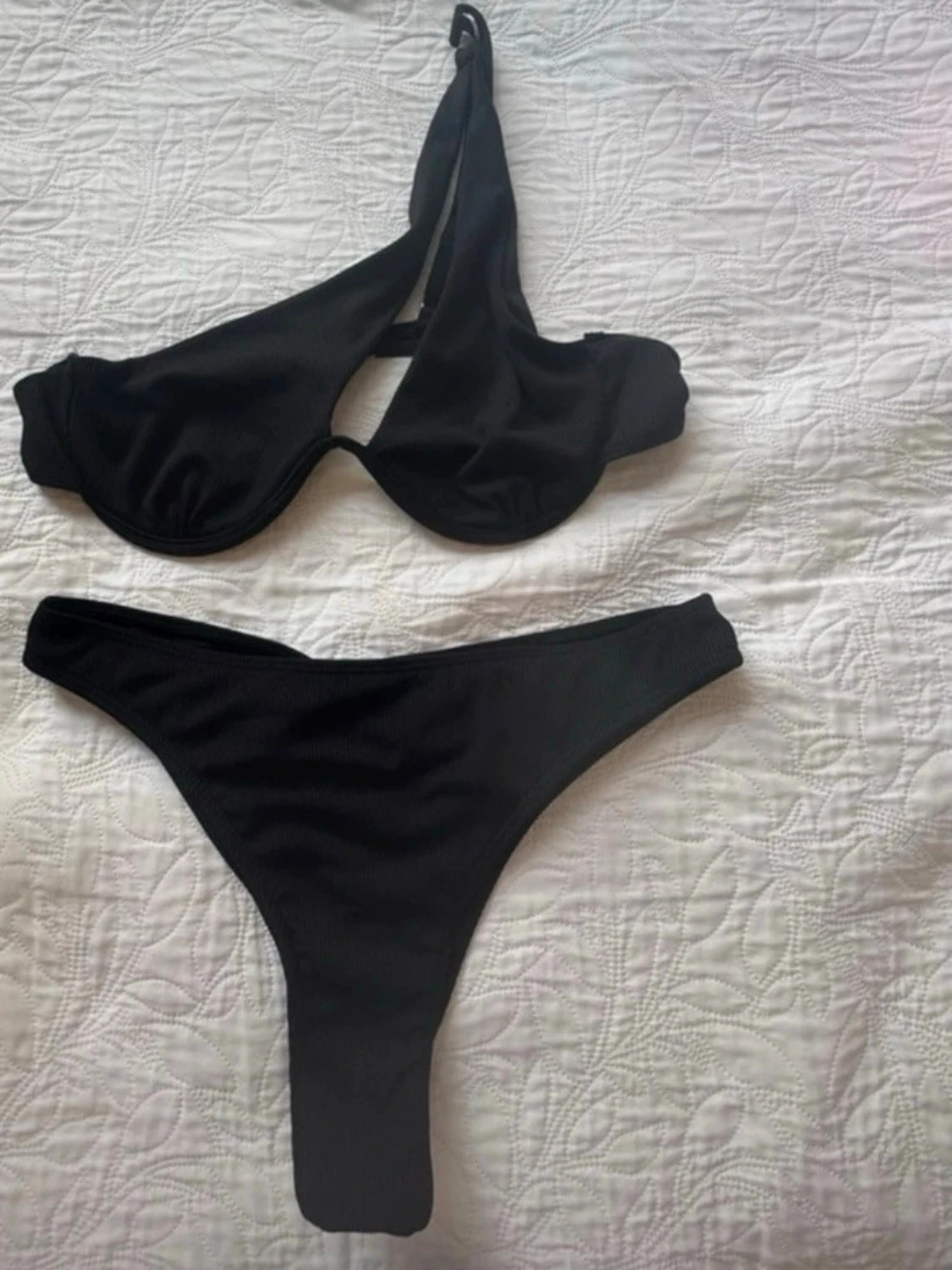 Svart bikini med unik topp som ny