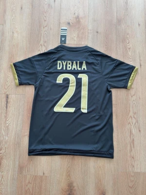 Juventus Dybala retro fotbollströja - Helt oanvänd med tags kvar och påse. Storlek small. Skriv privat för fler bilder eller vid funderingar!