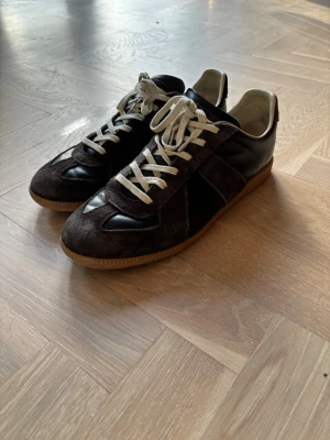Maison Margiela gats - Säljer dessa feta Maison Margiela skor i färgen ”Brown”. Jag har använt dem väl och de är fortfarande i väldigt bra skick. Kvitto finns även på dessa skor som visar på att de är äkta, finns mycket fakes på plick! Jag möts gärna upp i Stockholms området ifall man vill känna och klämma på skorna😊 Box och dustbags tillkommer även! Hör av vid funderingar!