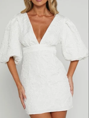 super snygg studentklänning - supersnygg klänning perfekt för studenten. SLUTSÅLD, och säljs inte längre. Använd en gång💕💕💕💕kom med prisförslag