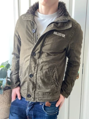 Hollister fieldjacket  - Hollister fieldjacket, Inga defekter! Modellen i bilderna är 180 cm 75 kg och bär Storlek S , Kom med frågor! 🌟 (Kan gå ned i pris vid köp av paket 😉) 