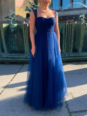 Balklänning från Dressroom Linné  - Dags att sälja min fantastiska balklänning😍 Den är uppsydd hos skräddare för mig som är 166 cm. Man kan välja att ha banden som jag har på bilden alternativt off shoulder för två olika looks. Nypris 3990 kr. Endast använd en gång. 