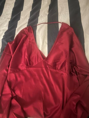 Röd satin top  - Röd topp från Gina tricot. Kommer tyvvär inte till användning. Helt som ny🌸