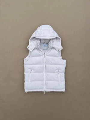 Mockaväst - Mockalikande dunväst från mitt egna klädmärke. Nyskick, avtagbar luva och tvåvägsdragkedja. Finns även i storlek M. Philippeofsweden.se